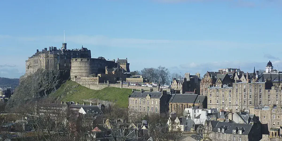 /images/tich/Edinburgh_Castle_from_the_south_east.webp