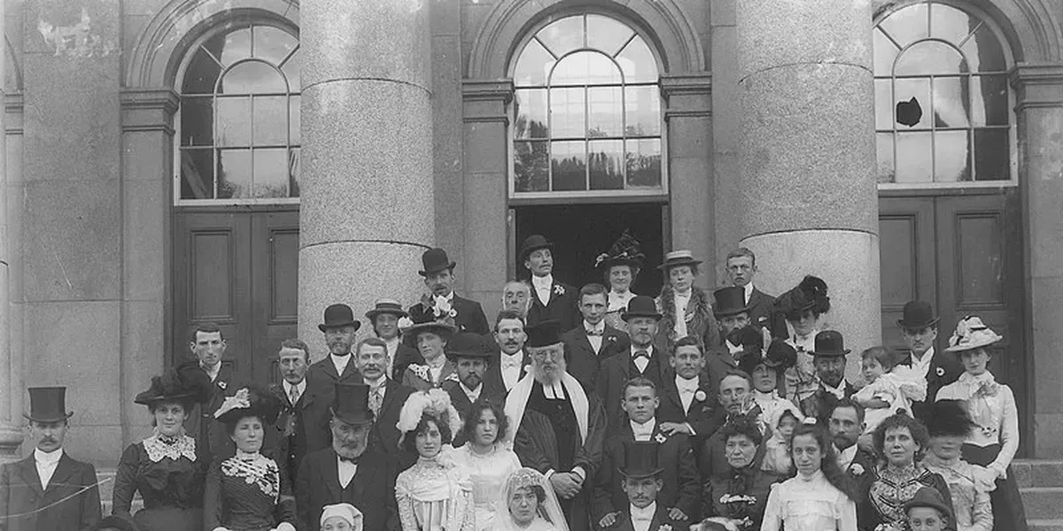 /images/tich/Jewish_Wedding_at_Waterford_Courthouse_1901.webp